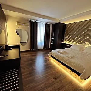 Tirana Central Rooms Konukevi Tiran